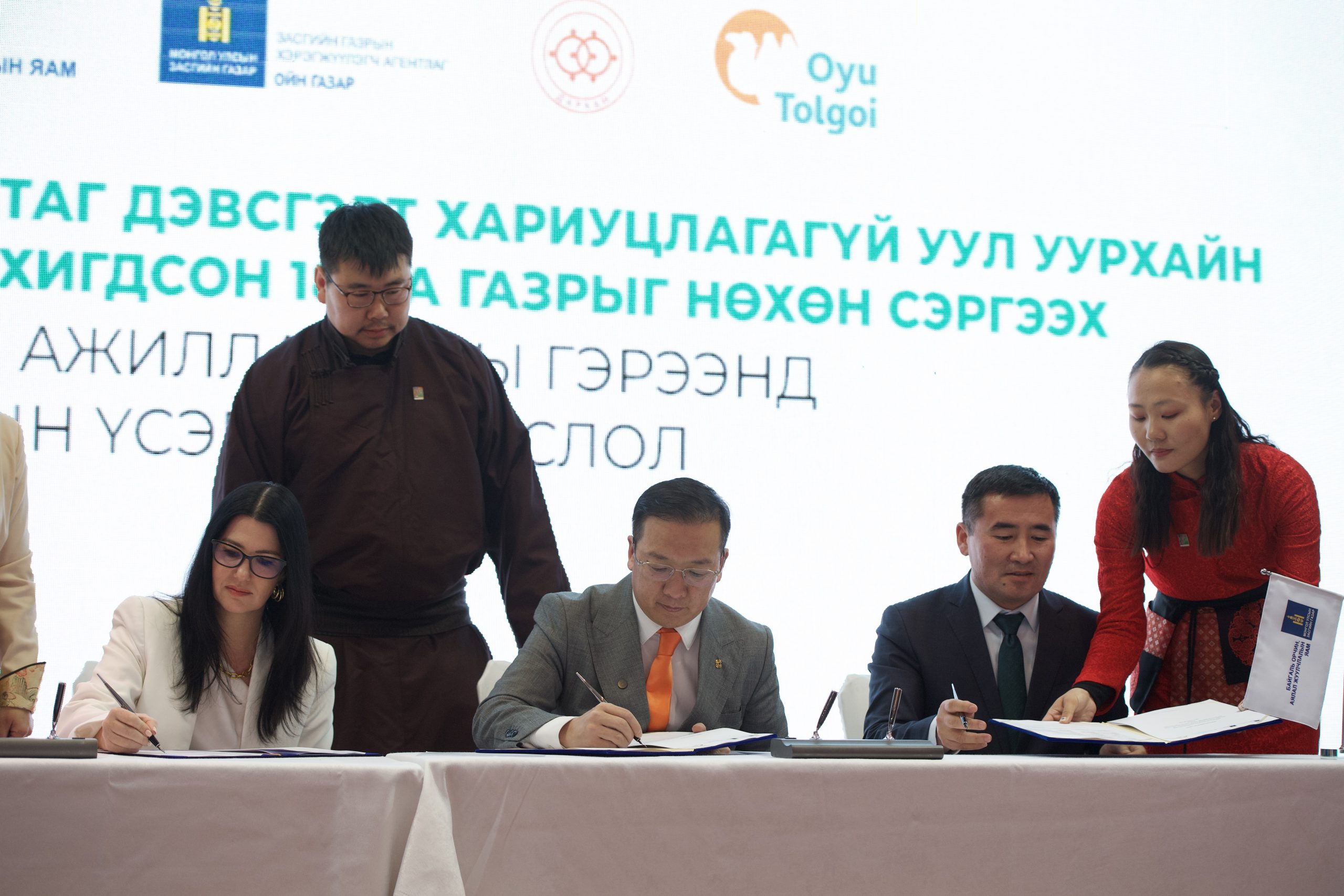 Хариуцлагагүй уул уурхайгаас сүйдсэн 187 га газрыг нөхөн сэргээх гэрээ үзэглэлээ